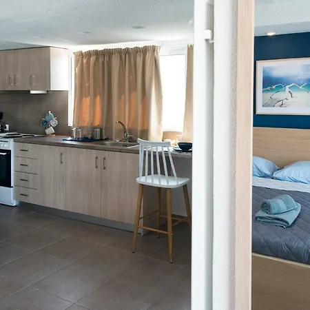 From The Top, Cozy Studio In The City Center Apartment *